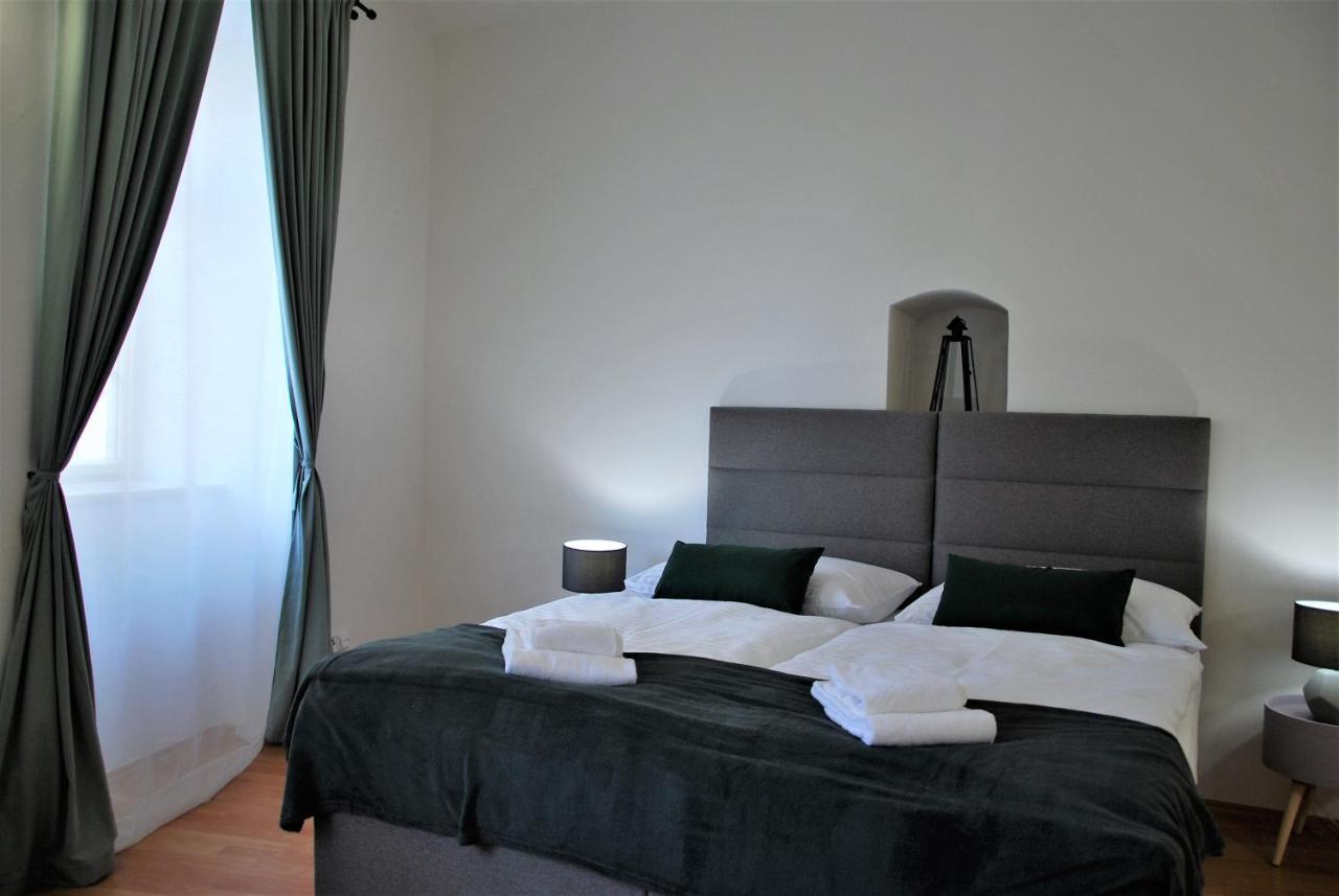 White Swan Boutique Apartments Praha Bagian luar foto