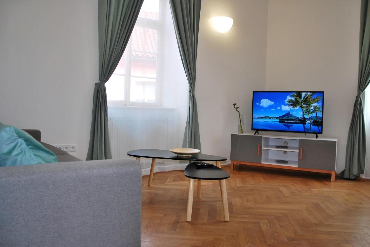 White Swan Boutique Apartments Praha Bagian luar foto