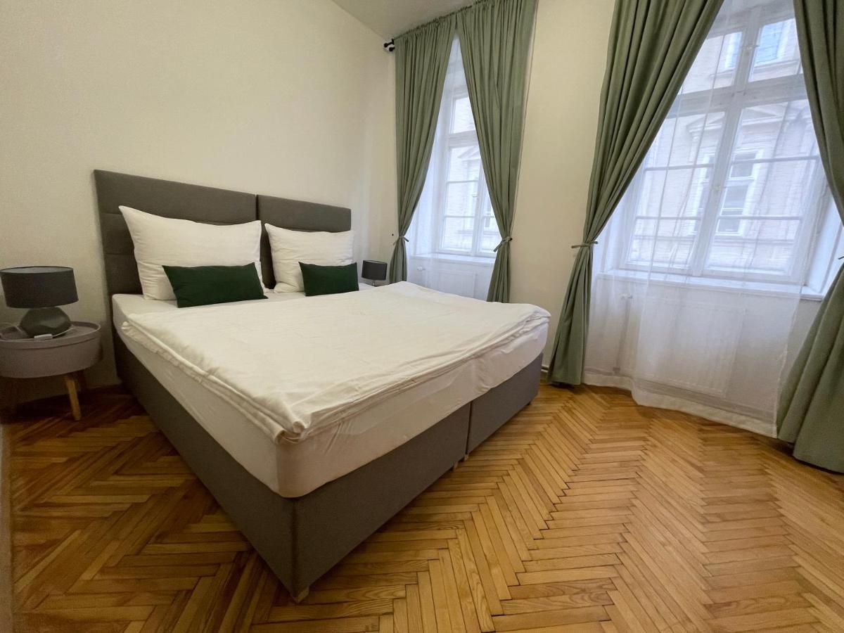 White Swan Boutique Apartments Praha Bagian luar foto